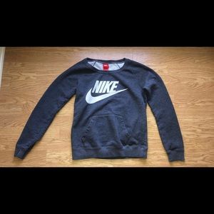 Small Nike sweatshirt w/ pocket
